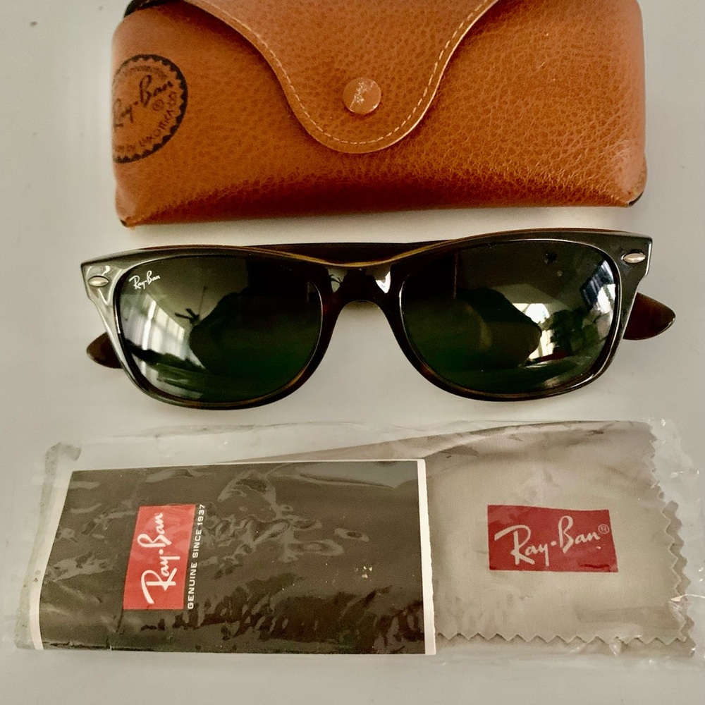 Ray-Ban Classic Made in Italy TortoiseShell Sunglasses w/ case & cleaning cloth